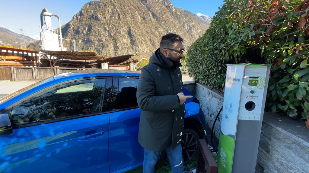 In ricarica alla colonnina Duferco - Elettronauti.it