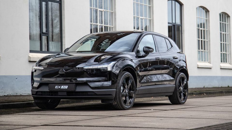 Volvo EX30 Black Edition: SUV elettrico con ecoincentivi