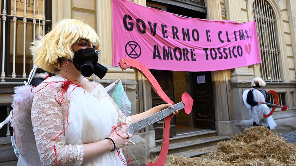Extinction Rebellion, Ultima Generazione: proteste inutili, modi scorretti, criminali da arrestare, imbrattatori di monumenti? Manco fossero l'Isis!