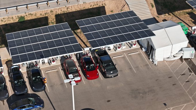 Il Cybertruck di Tesla che si ricarica accanto alla Model Y rivela le sue vere dimensioni | Elettronauti.it