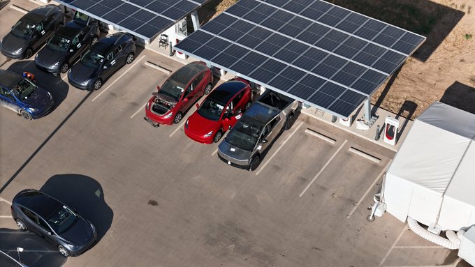 Il Cybertruck di Tesla che si ricarica accanto alla Model Y rivela le sue vere dimensioni | Elettronauti.it