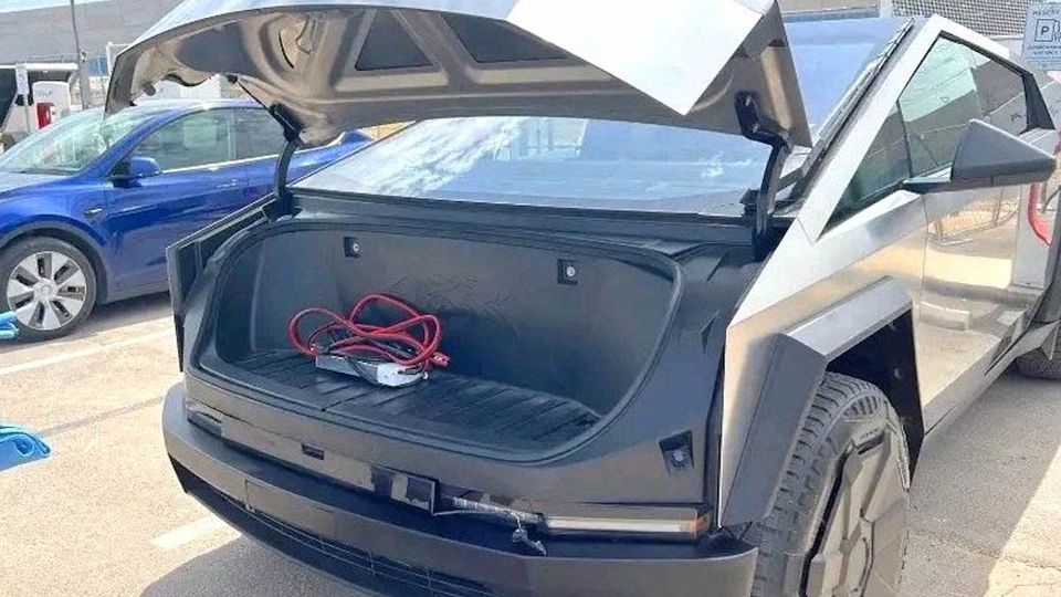Finalmente abbiamo una foto nitida del Tesla Cybertruck con il frunk aperto