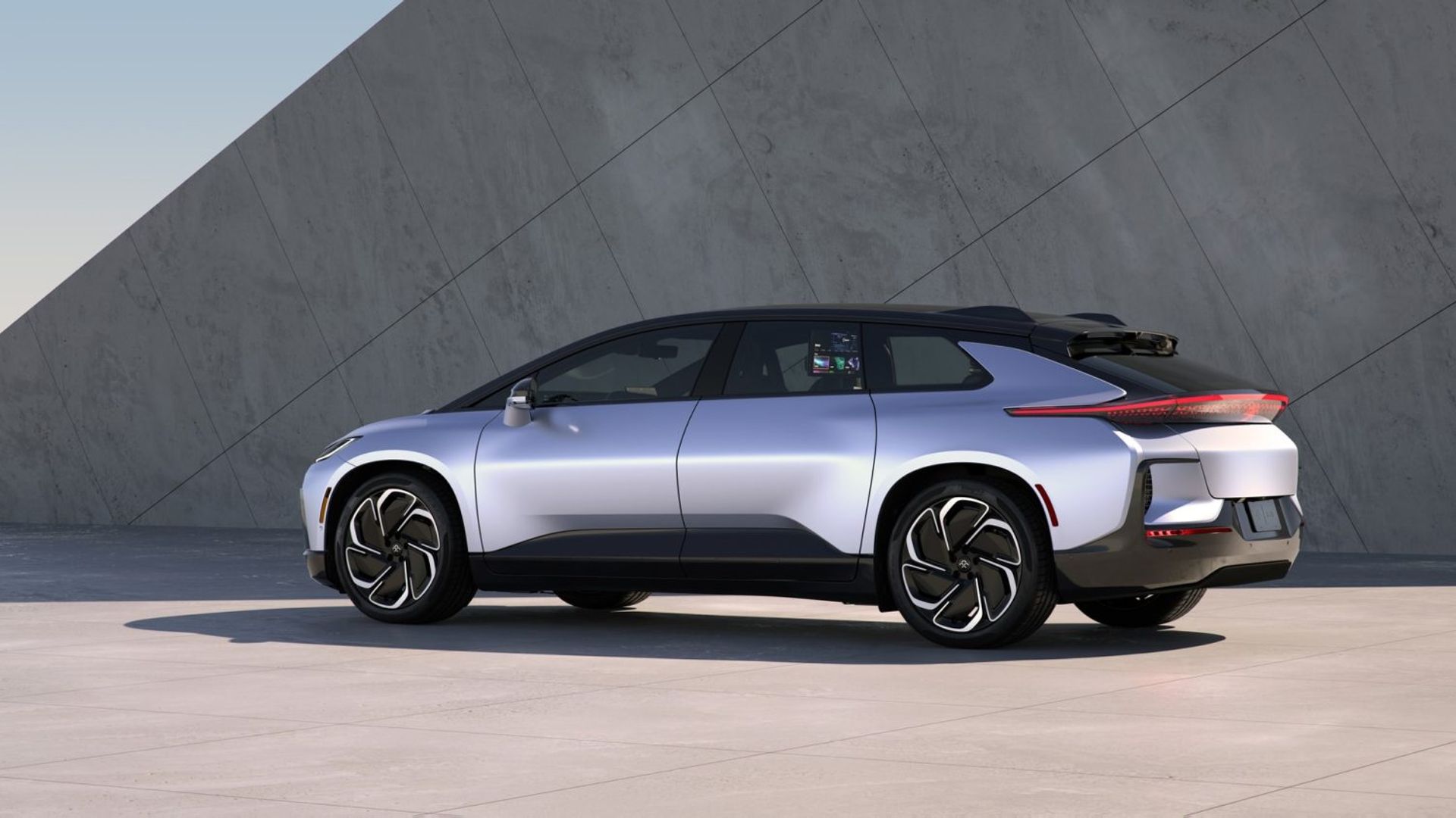 Faraday consegna il suo EV di lusso da 300 mila dollari, ma le sue azioni crollano