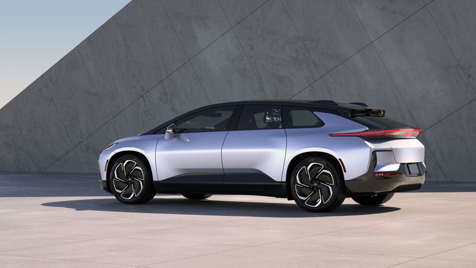 Faraday consegna il suo EV di lusso da 300 mila dollari, ma le sue azioni crollano