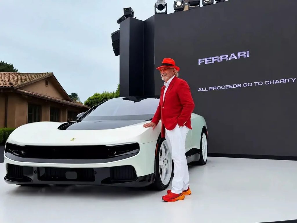 Herbert Wertheim di fianco alla sua nuova Ferrari Luce | Elettronauti.it