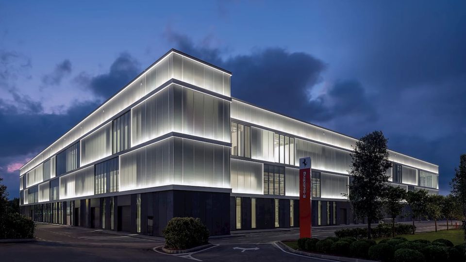 Il nuovo e-building Ferrari apre in vista del debutto della prima auto sportiva EV