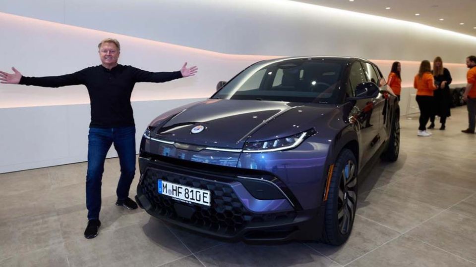 Fisker passa a una strategia ibrida di vendite dirette e di concessionari partner che offrono prezzi "senza contrattazioni".
