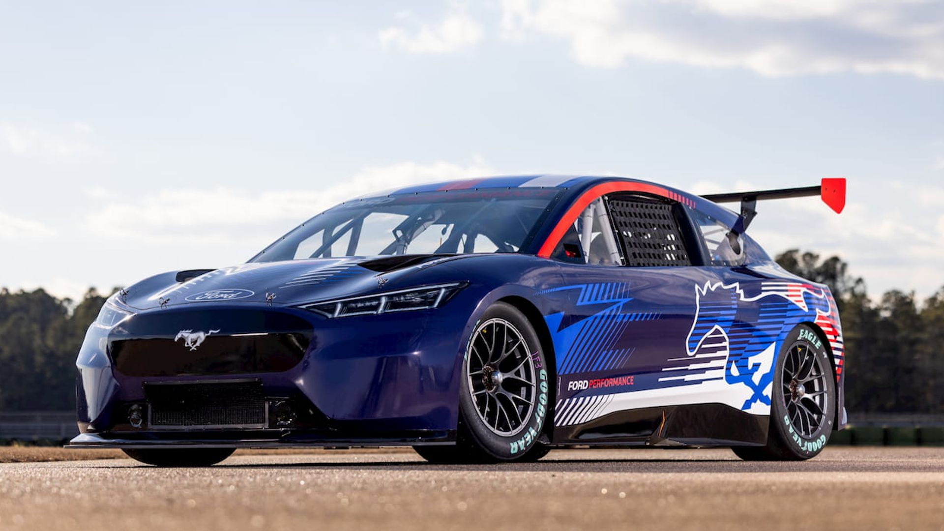 Ford Mustang Mach-E EV trimotore per la NASCAR - "Bestiale"!