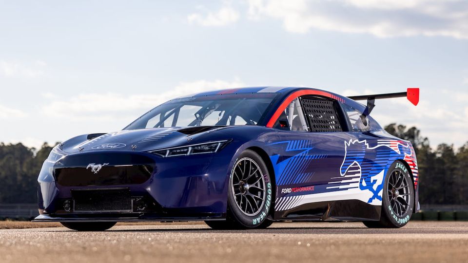 Ford Mustang Mach-E EV trimotore per la NASCAR - "Bestiale"!