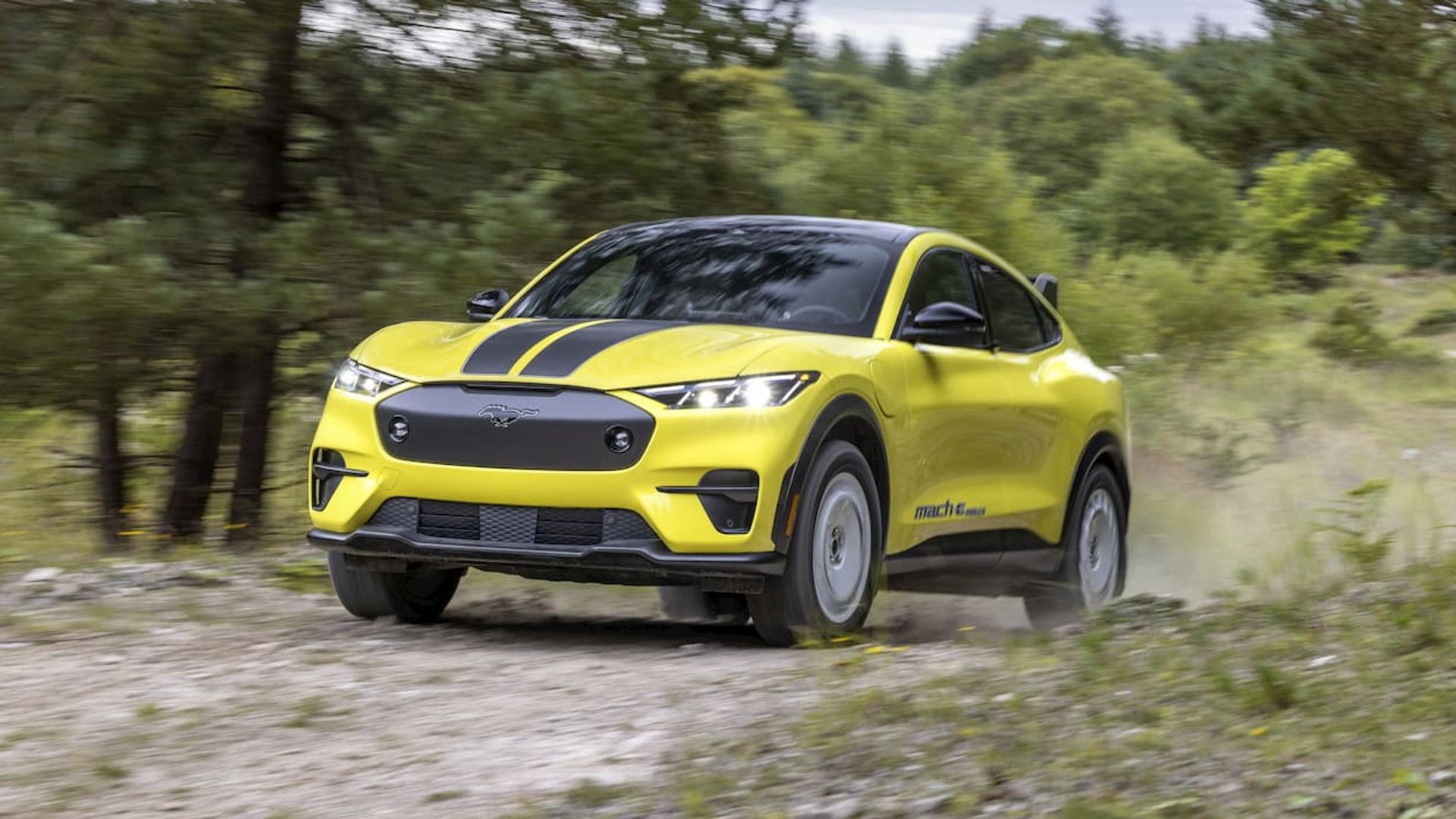 Ford Mustang Mach-E Rally è un pony elettrico sportivo e potenziato costruito per il fuoristrada
