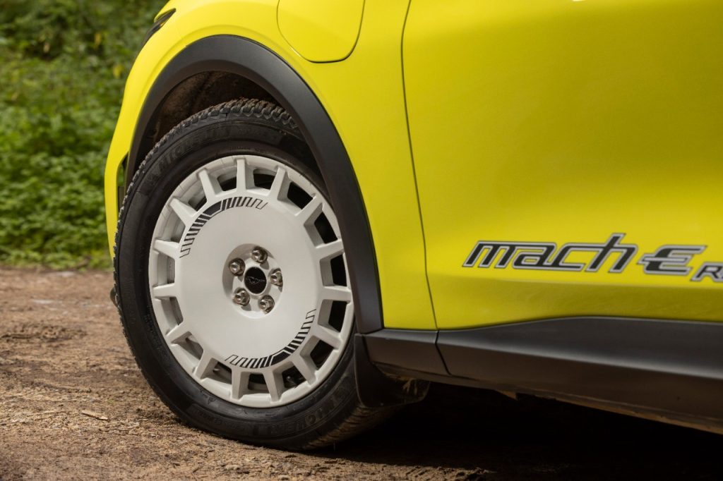 Ford Mustang Mach-E Rally è un pony elettrico sportivo e potenziato costruito per il fuoristrada | Elettronauti.it