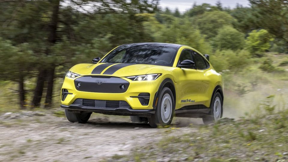 Ford Mustang Mach-E Rally è un pony elettrico sportivo e potenziato costruito per il fuoristrada