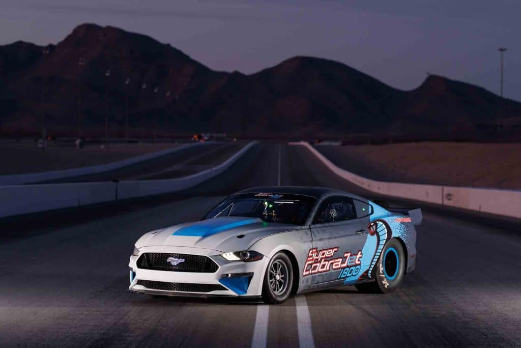 Ford mostra il dragster elettrico con più di 1800 CV basato sulla Mustang | Elettronauti.it