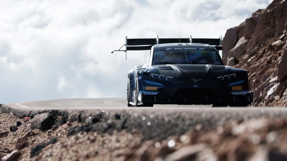 Ford Mustang Mach-E elettrica domina Pikes Peak EV