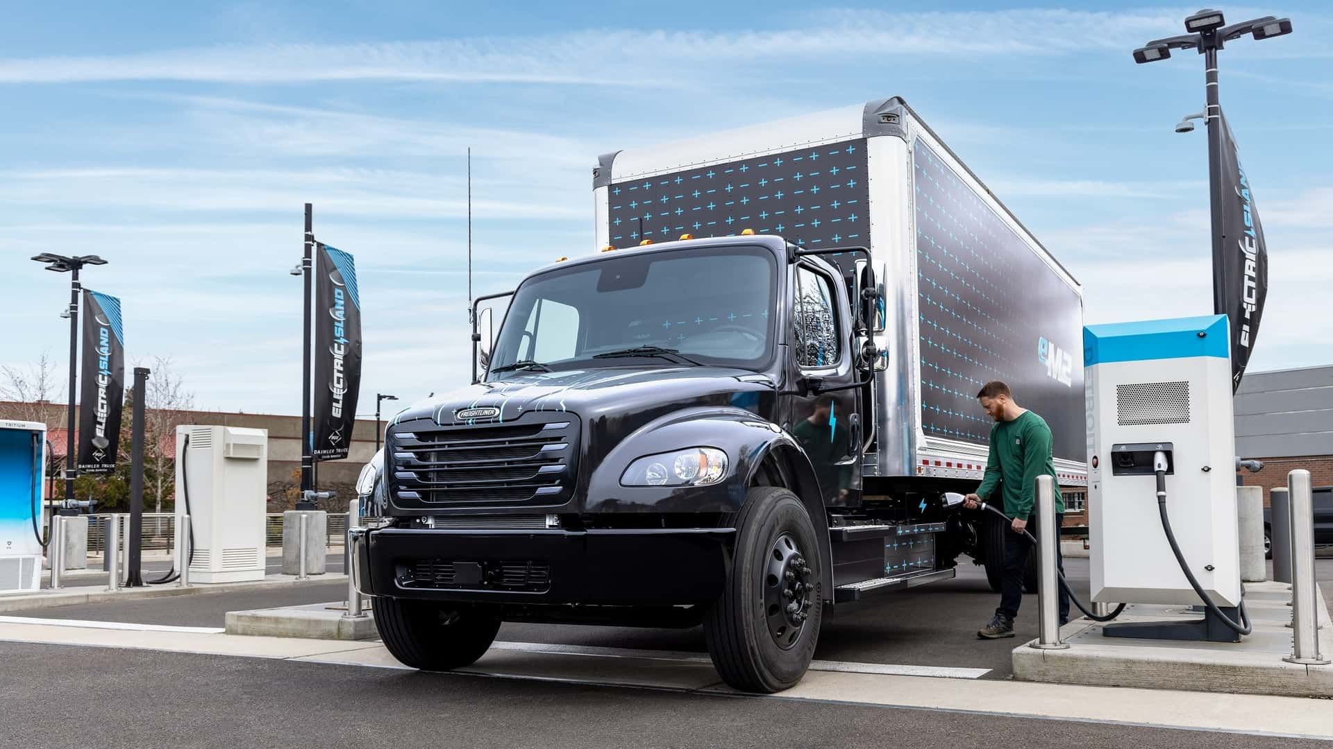 I primi due autocarri elettrici eM2 di Daimler sono ufficialmente su strada