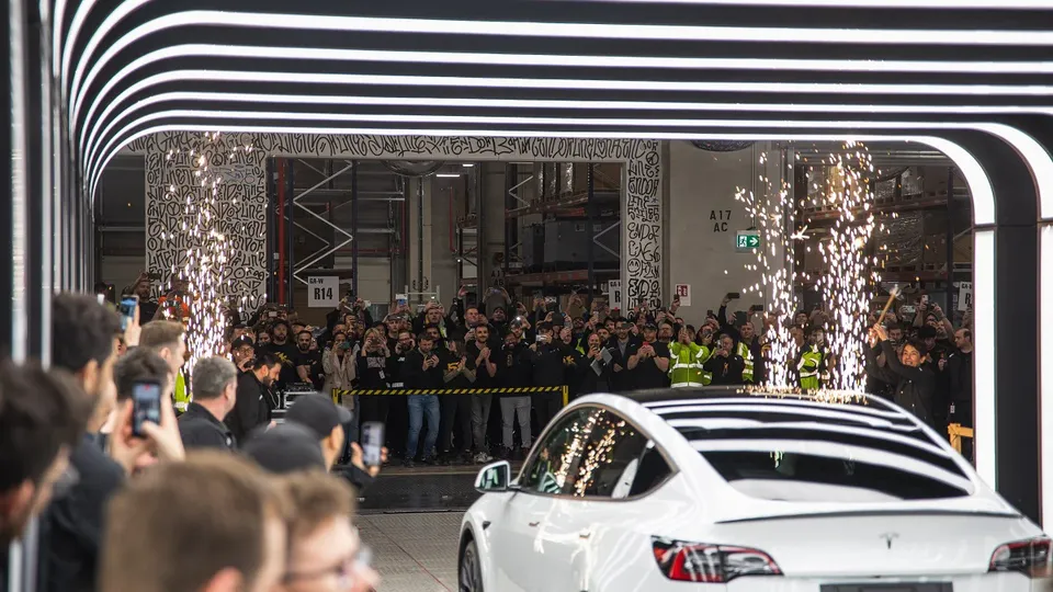Tesla celebra il milionesimo veicolo in Europa, un successo che la porta a guidare la corsa verso la transizione ecologica