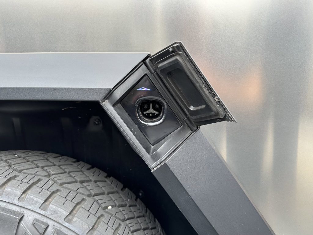 Il capo designer di Tesla porta il Cybertruck a un raduno automobilistico, ulteriori dettagli svelati. | Elettronauti.it
