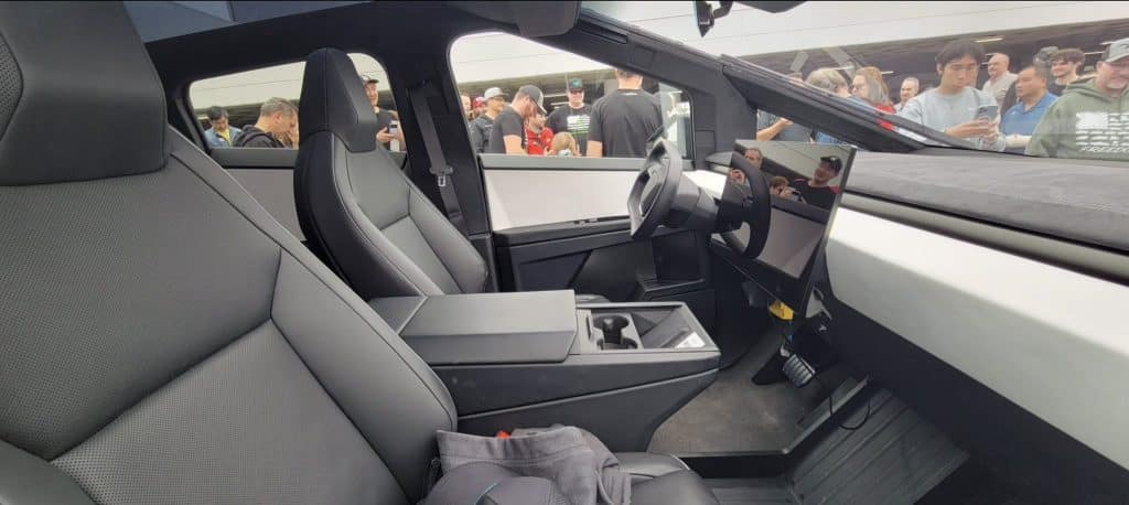 Il capo designer di Tesla porta il Cybertruck a un raduno automobilistico, ulteriori dettagli svelati. | Elettronauti.it