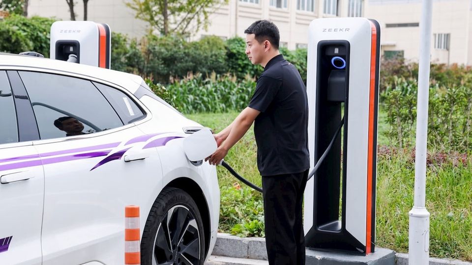 Geely sfida BYD con ricarica EV da 1.500 kW