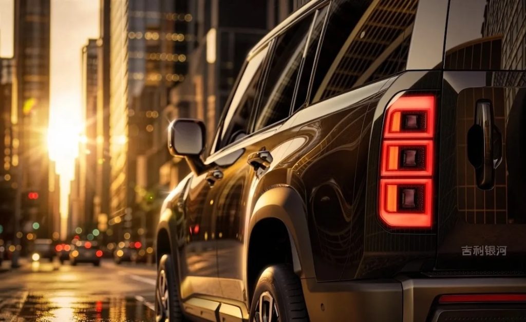 Geely Galaxy 700: SUV Range Extended  da 1.113 CV | Elettronauti.itsunset light reflecting off its surface.