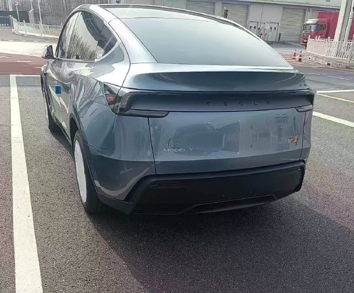 Tesla Model Y 2025 retro | Elettronauti.it