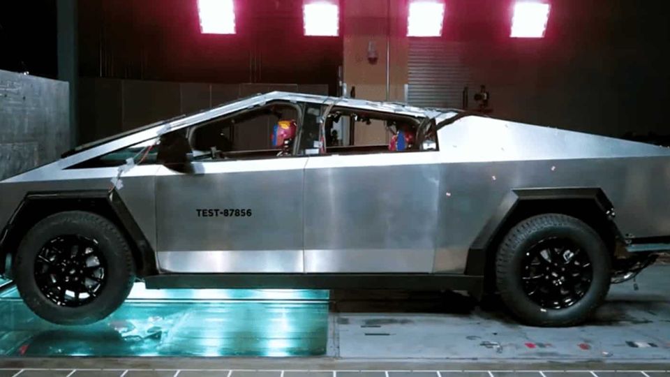 Dopo i crash test e incidenti, adesso lo chiamano Bulldozer
