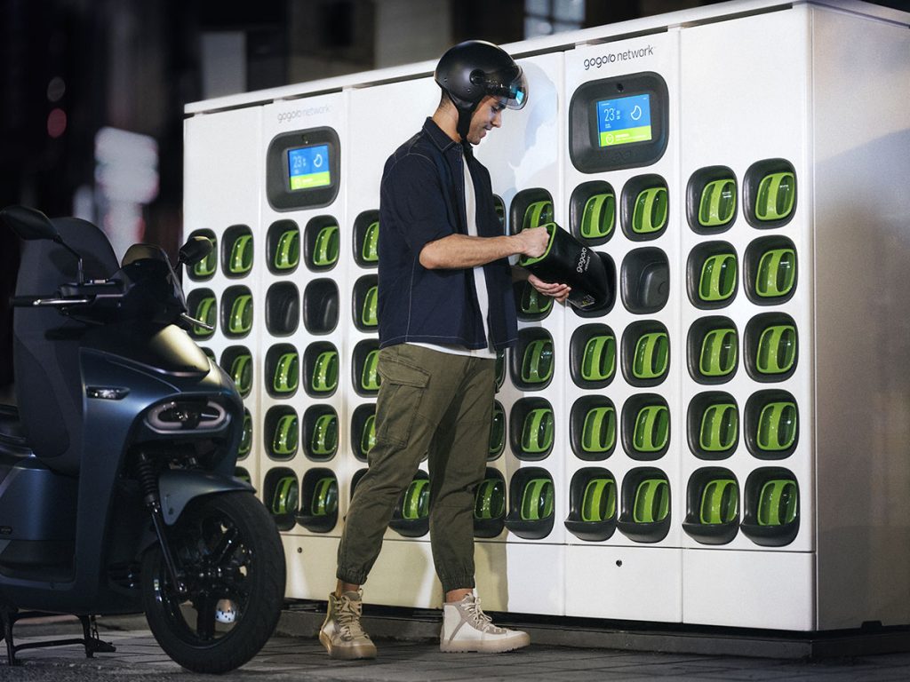 Uber Eats e GOGORO insieme per lo swap batterie nei motorini | Elettronauti.it