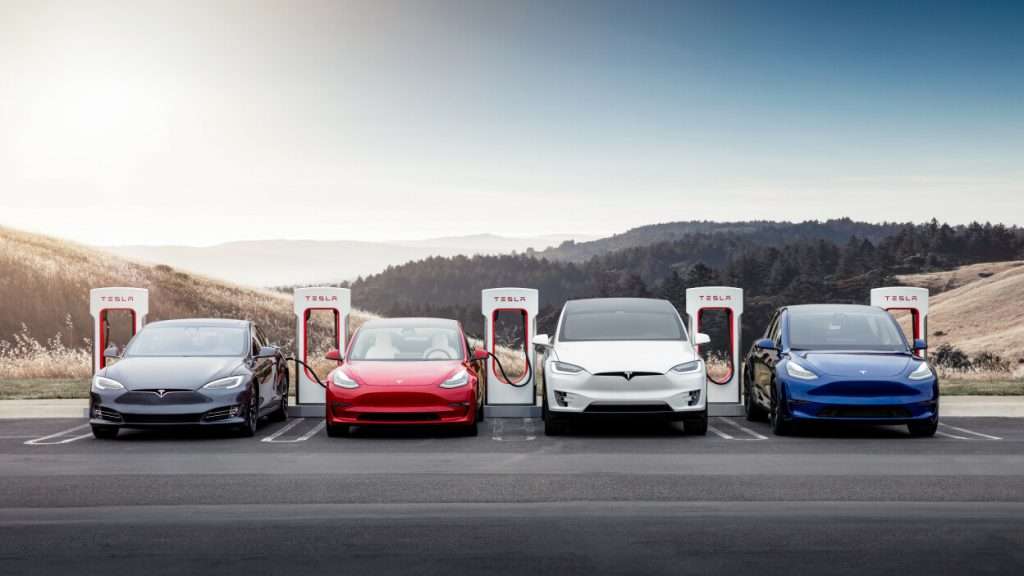 Tutti i modelli di tesla Model S Grigia, Model 3 Rossa, Model X Bianca e Model Y Blu