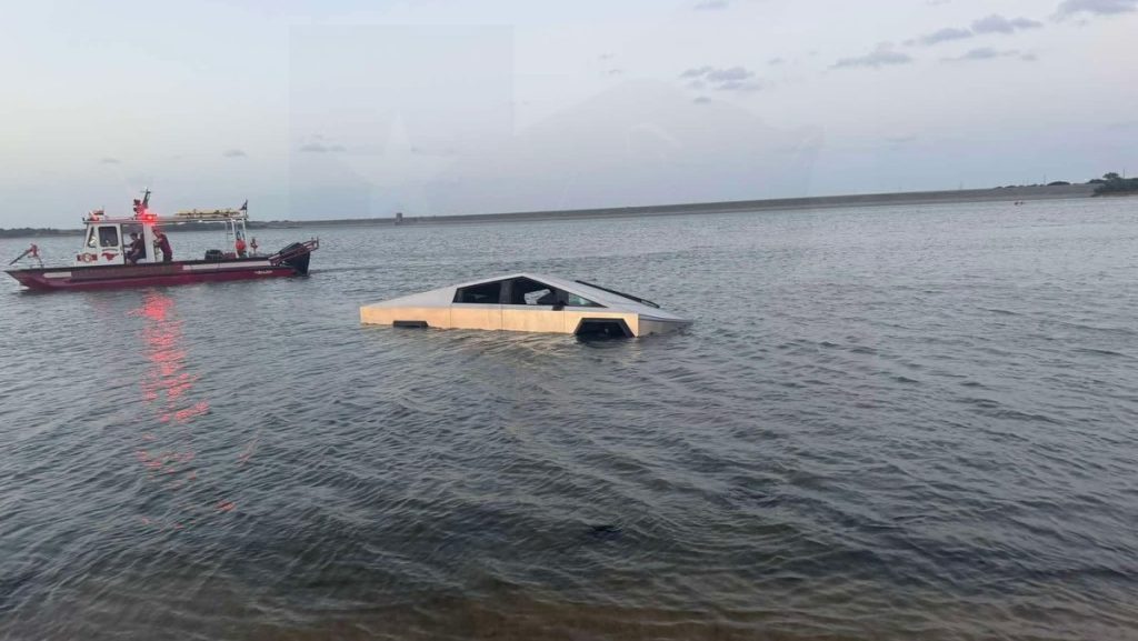 Cybertruck nel lago: ha creduto a Musk, arrestato | Elettronauti.it