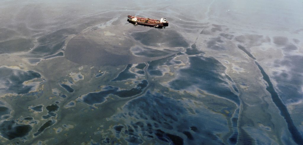 La petroliera Exxon Valdez continua a far fuoriuscire petrolio anche a 30 anni di distanza dall'incidente | Elettronauti.it