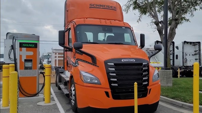 Schneider raggiunge il milione di miglia con i suoi camion elettrici Freightliner eCascadia | Elettronauti.it