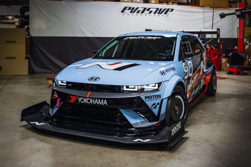 Ford Super Mustang Mach-E domina la sua categoria alla Pikes Peak 2025 tra condizioni estreme | Elettronauti.it