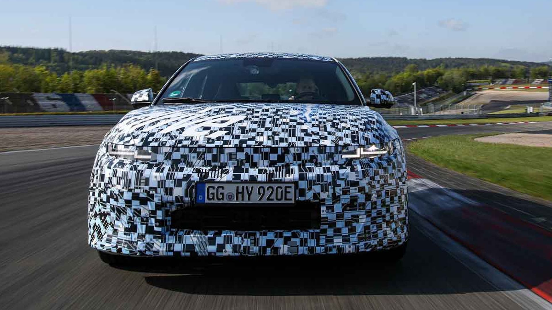 Hyundai IONIQ 5: il video dei test a Nürburgring anticipa suoni da jet da combattimento prima del debutto a Goodwood.