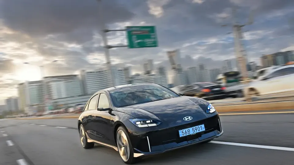 Hyundai Ioniq 6 anteriore