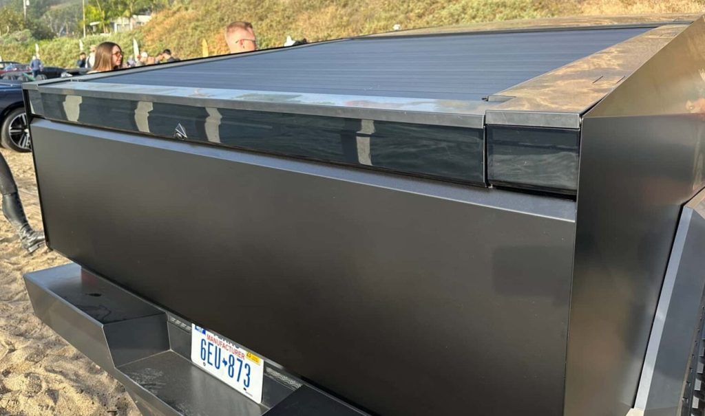 Avvistato un Cybertruck wrappato di un "total black" opaco! | Elettronauti.it