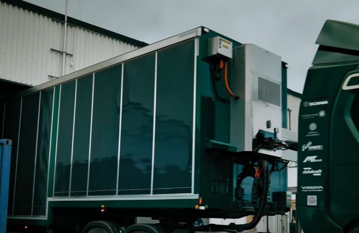 Pannelli fotovoltaici rimorchio Scania | Elettronauti.it