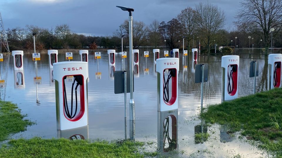 Il dramma delle auto elettriche e l'alluvione