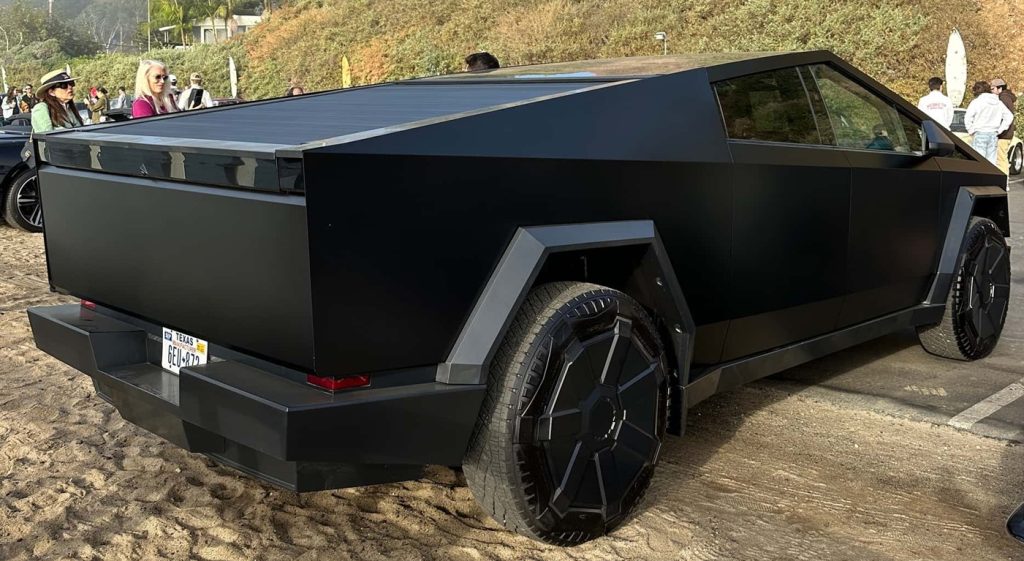 Avvistato un Cybertruck wrappato di un "total black" opaco! | Elettronauti.it