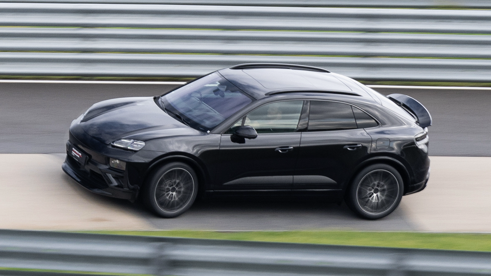 La Porsche Macan EV è finalmente arrivata con un'autonomia di oltre 480 km secondo il ciclo WLTP e capacità sportive su pista.