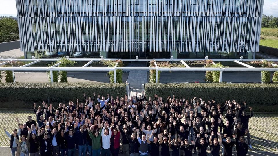I dipendenti di Flash Battery posano per una foto davanti all'azienda