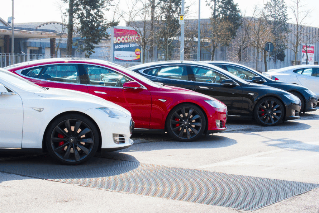 Cinque Tesla Model S Al Tesla Revolution