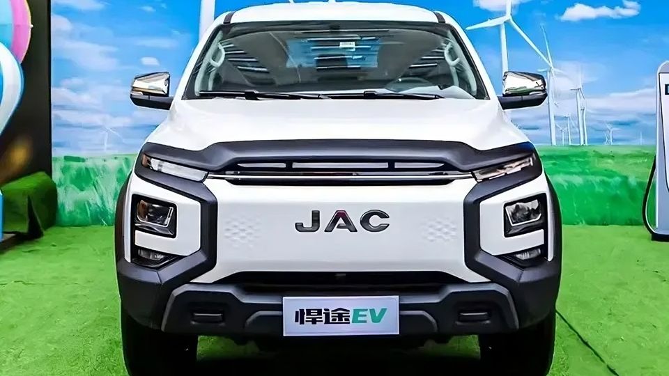 Il pickup Hunter EV sembra pronto a sfidare il Toyota Tacoma.