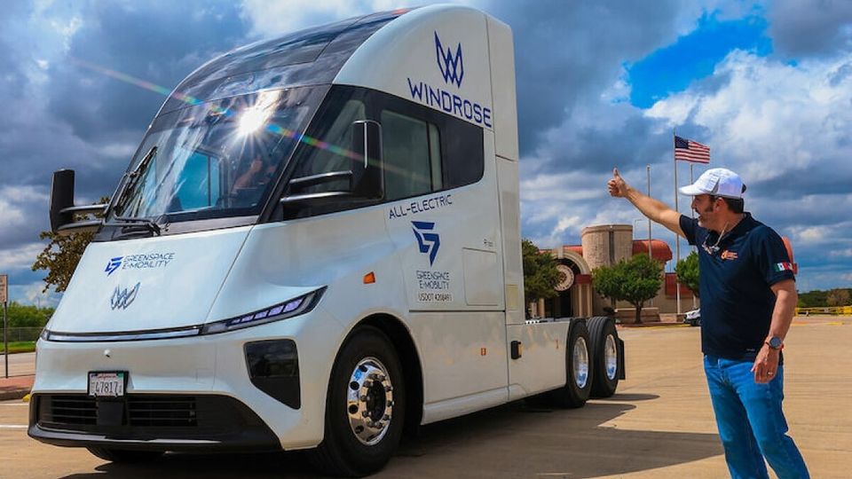 10 camion Windrose elettrici su I-35 - Texas-Messico