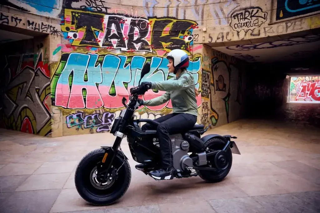 BMW lancia ufficialmente la sua moto elettrica leggera low-cost (per gli standard BMW) | Elettronauti.it