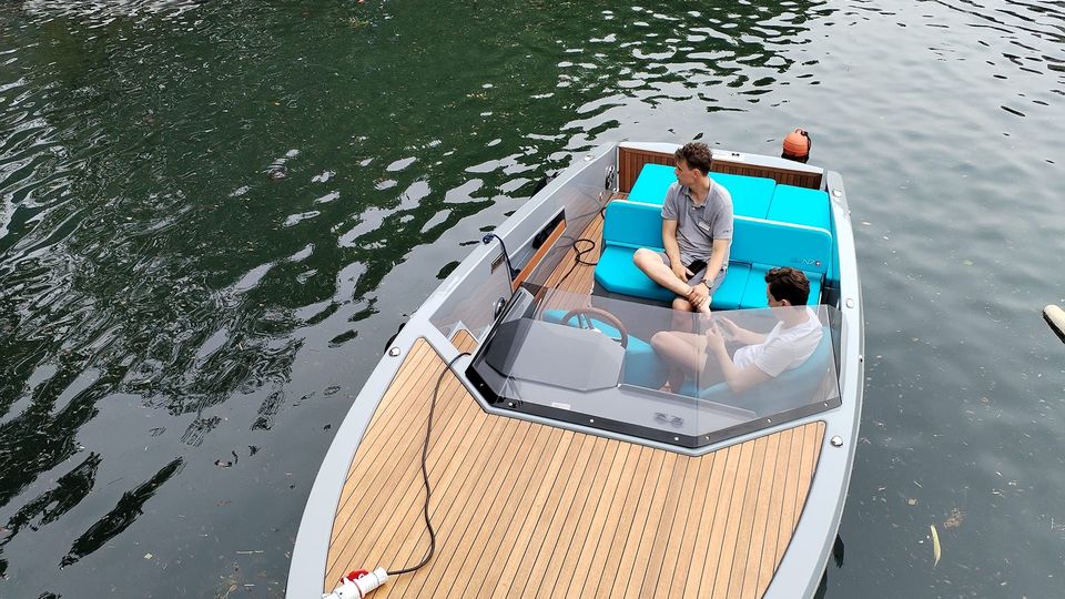 Electric boat show a Laveno