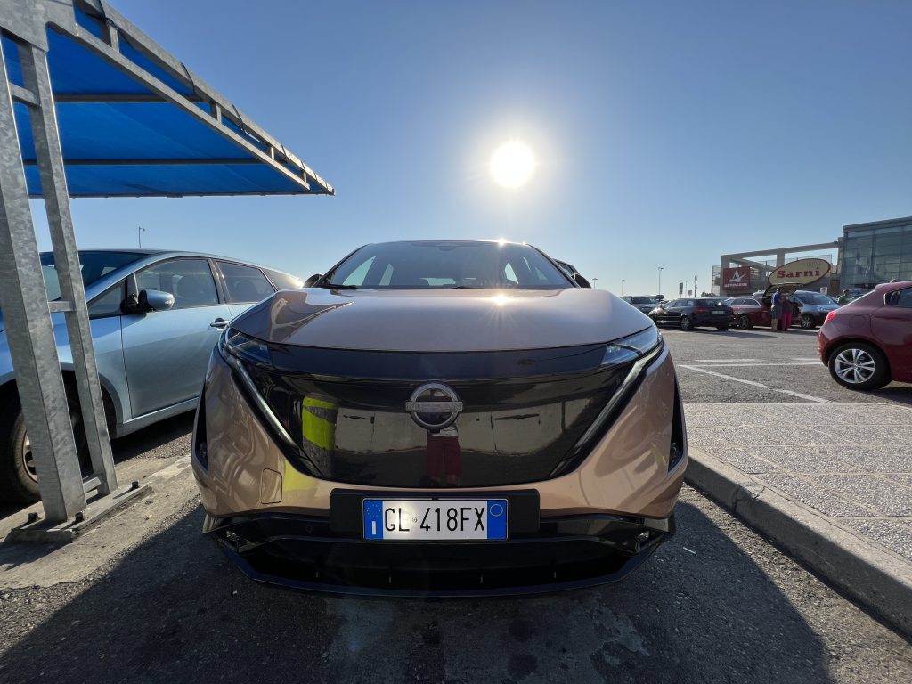 Il muso della NISSAN ARIYA - Elettronauti.it