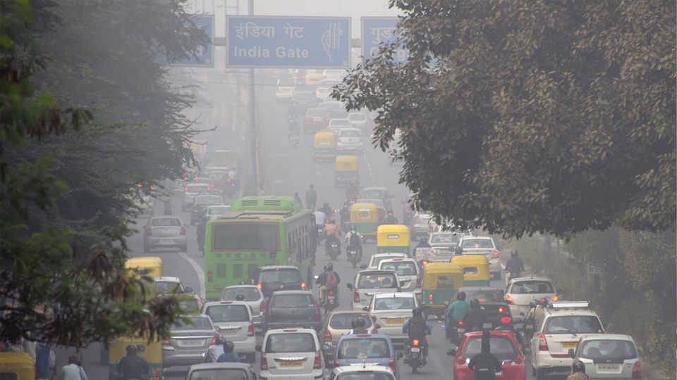 Azioni antinquinamento in India con blocco rifornimenti in Delhi per veicoli ICE e programma per il 2035.