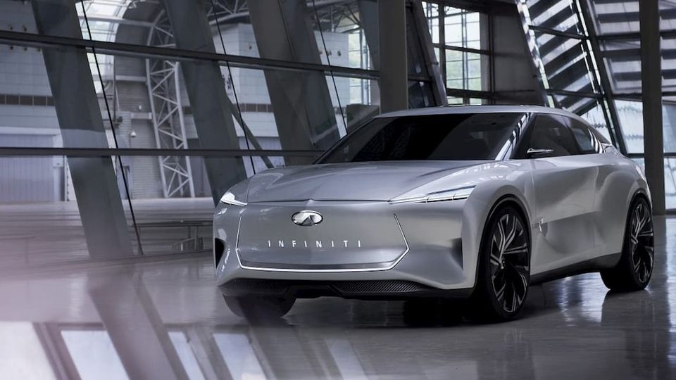 Infiniti mostra ai concessionari la nuova berlina elettrica simile a Tesla Model S