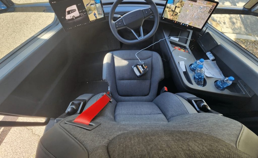 Una sbirciatina all'interno della cabina di guida del Tesla Semi rivela il futuro del trasporto su strada | Elettronauti.it