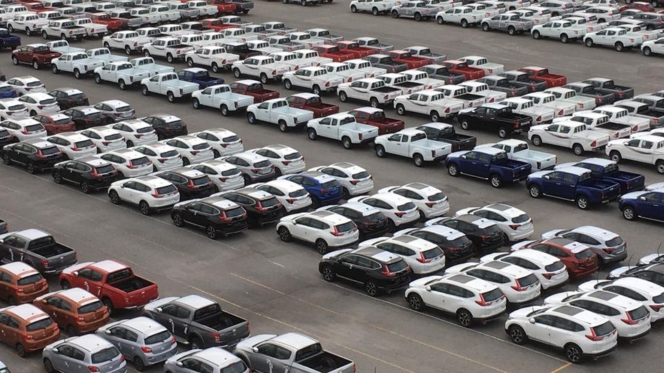 I produttori di auto termiche in Cina affrontano il disastro delle invendute mentre incombe la crisi dell’inquinamento.